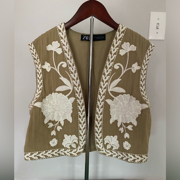 Zara Jackets & Blazers - Zara CROPPED EMBROIDERED VEST Size M